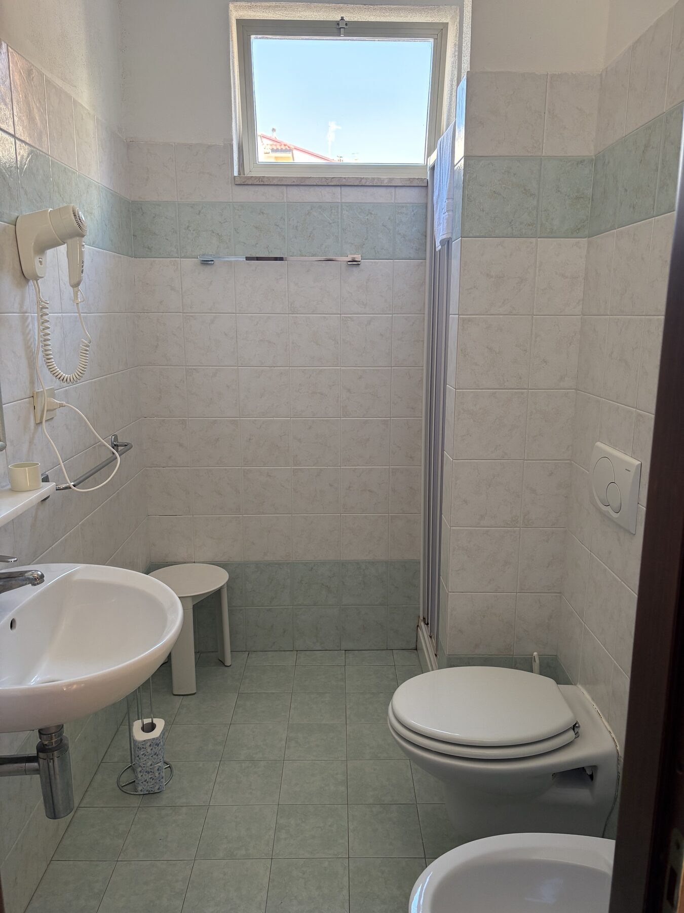Quadruple room bathroom